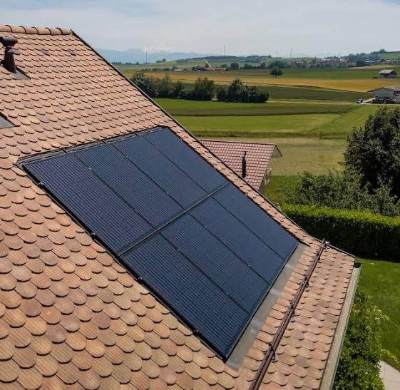 Panneaux photovoltaïques intégrés dans le plan d'une toiture en tuiles