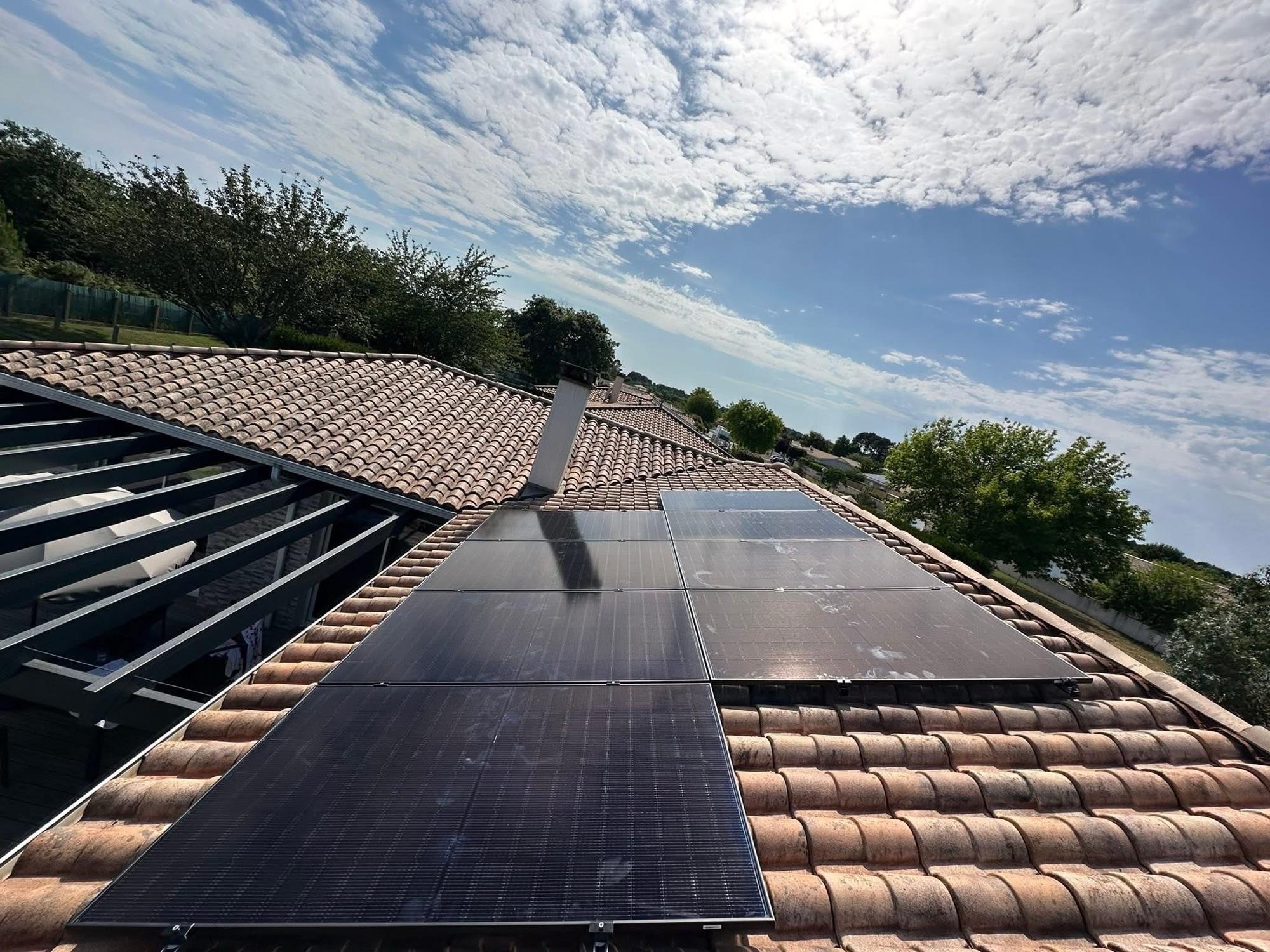 Panneaux photovoltaïques posés en surimposition sur une toiture en tuiles