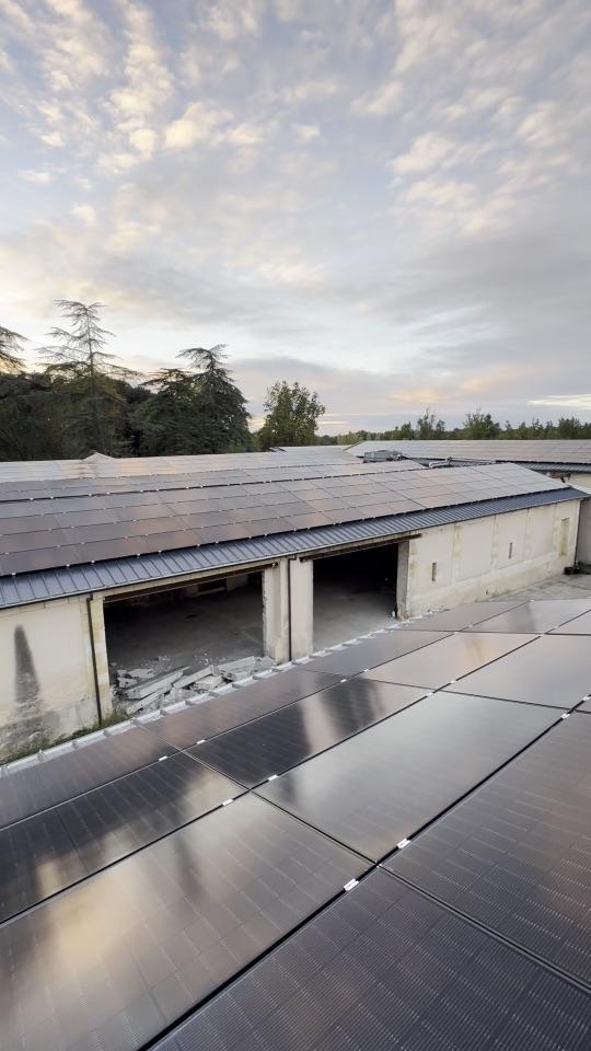Grandes toitures couvertes de panneaux photovoltaïques sous un ciel de fin de journée