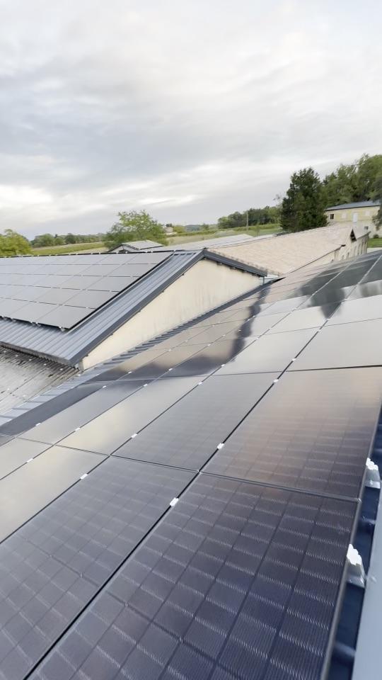 Vue filmée de deux toitures couvertes de panneaux photovoltaïques
